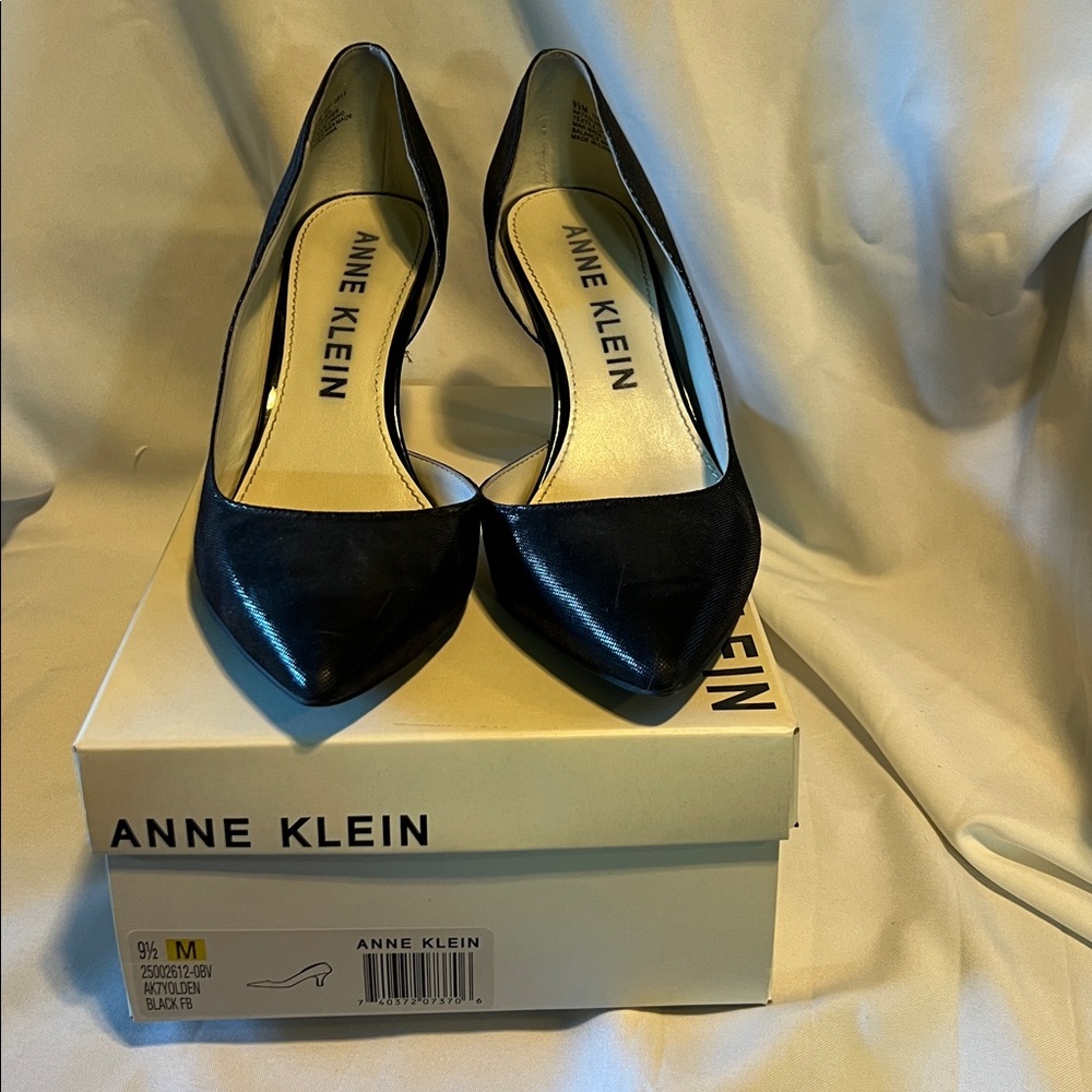 Anne Klein Shiny Black Pumps - Picture 2 of 5